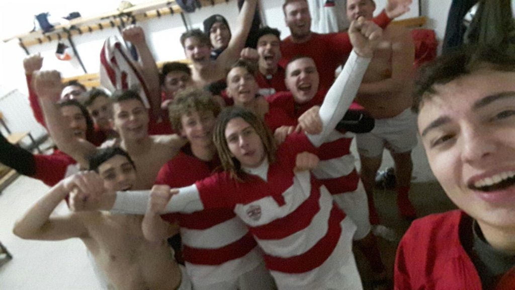 I ragazzi dell'U18 del Civitavecchia festeggiano la vittoria di campionato